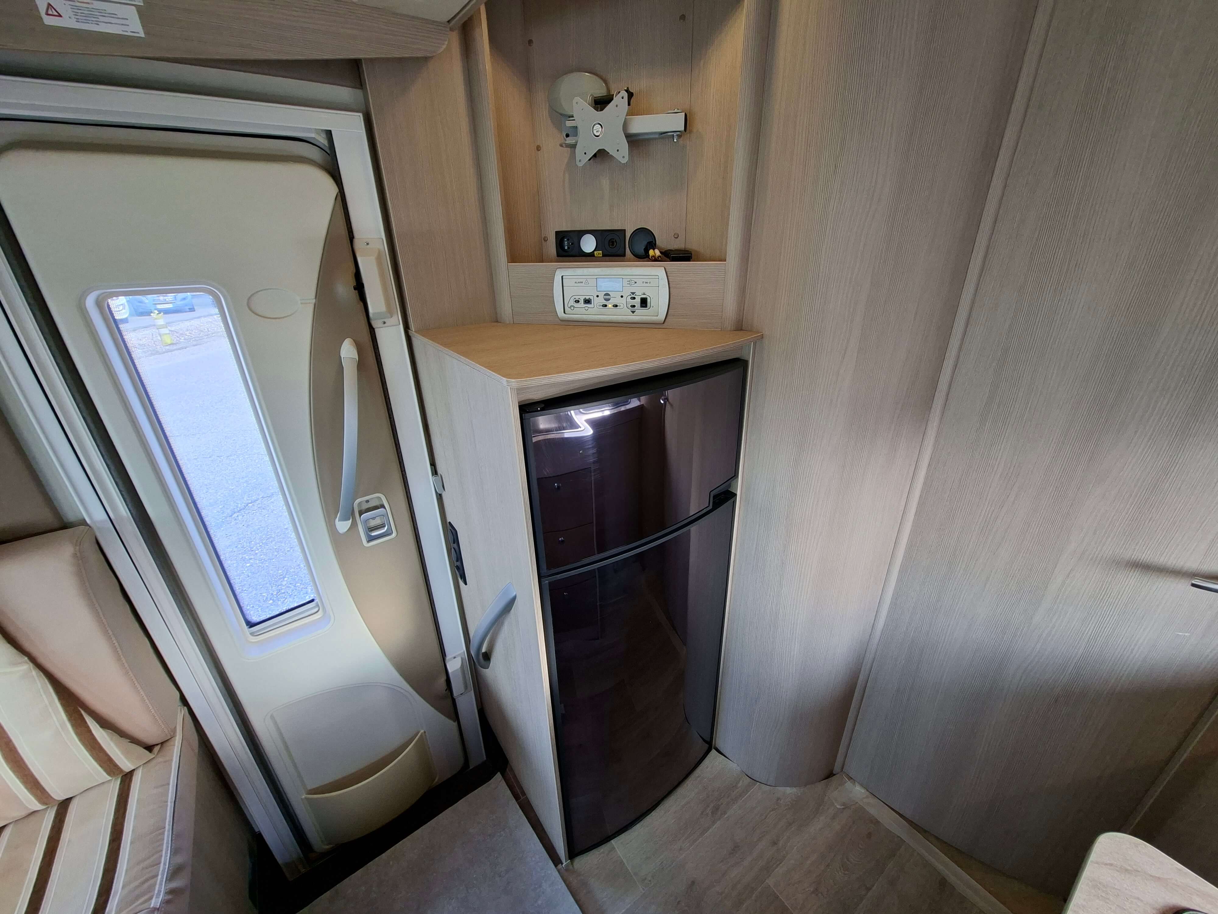  - 6 - BURSTNER IXEO TIME IT 734 