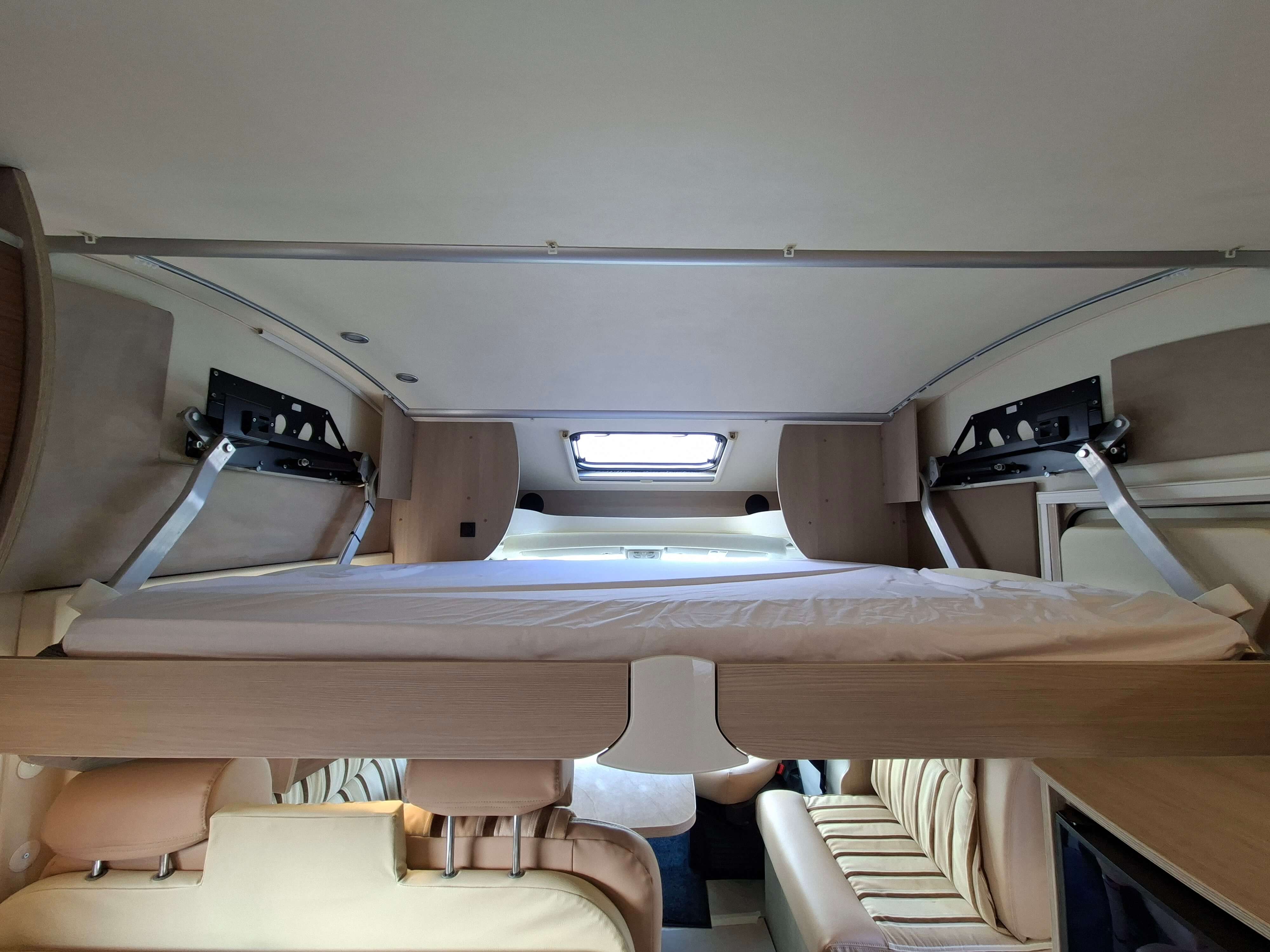  - 9 - BURSTNER IXEO TIME IT 734 