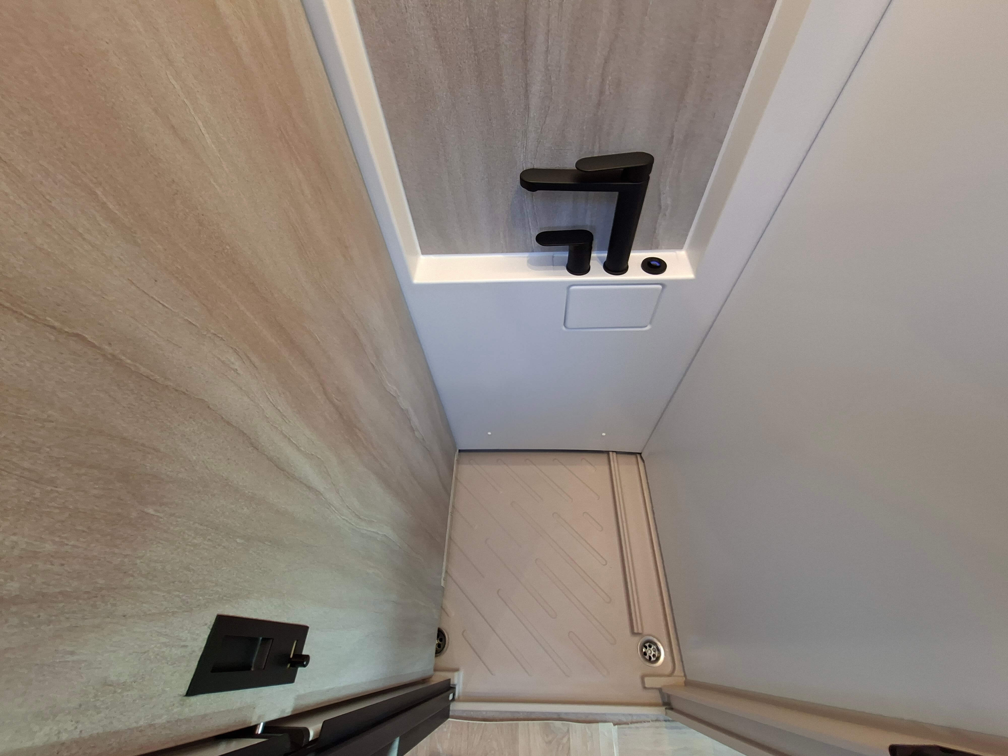  - 6 - BURSTNER SIGNATURE SFT 7.5 